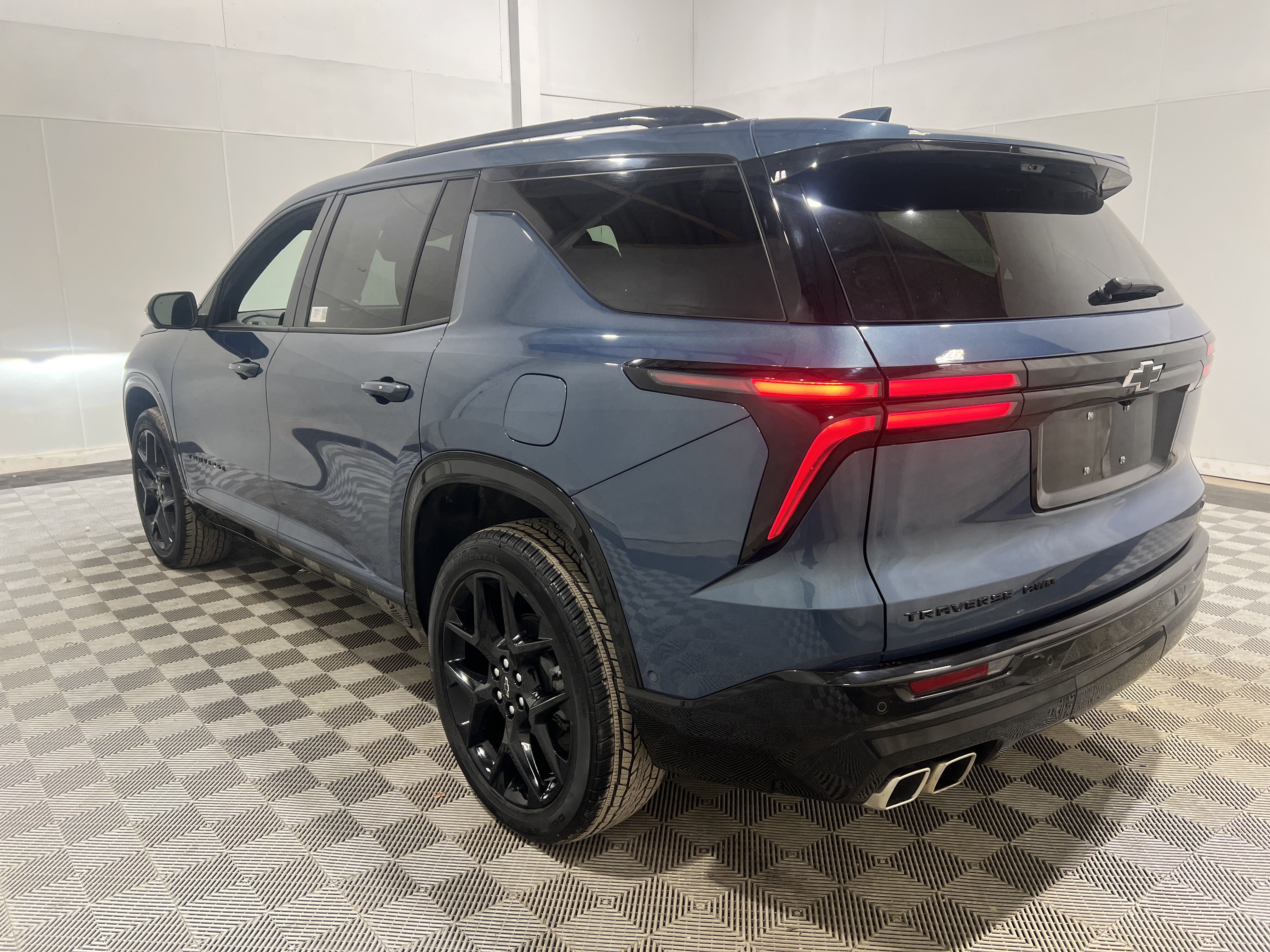 Used 2026 Chevrolet Traverse RS AWD/4WD image 2