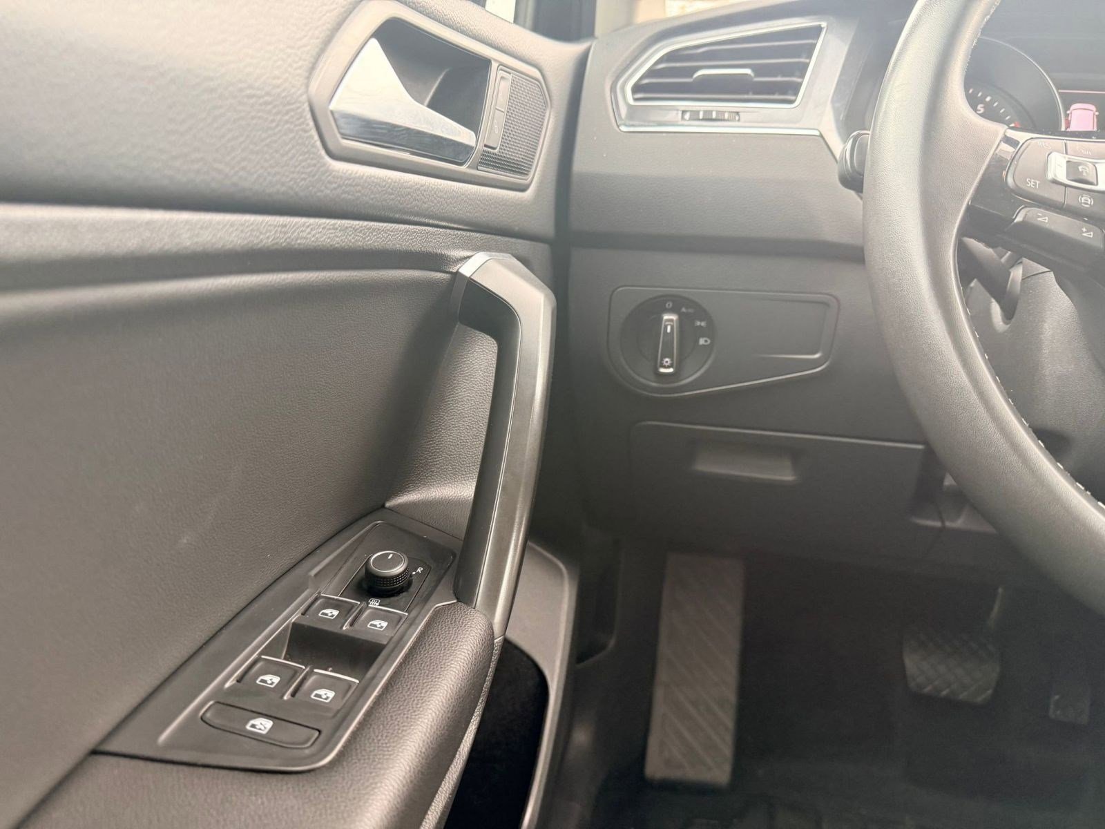 Used 2021 Volkswagen Tiguan SE image 26