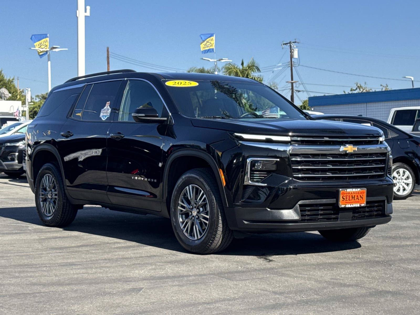 Used 2025 Chevrolet Traverse LT FWD image 3