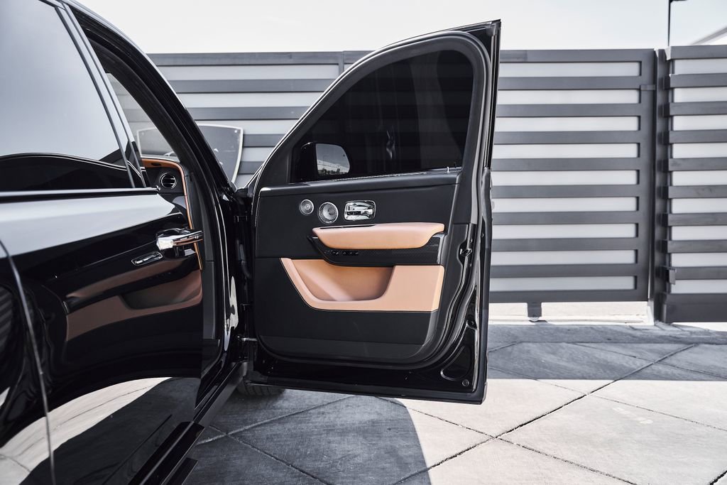 Used 2022 Rolls-Royce Cullinan Black Badge w/ Dark Exterior Package AWD/4WD image 22
