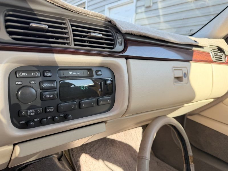 Used 1997 Cadillac De Ville Sedan FWD image 12