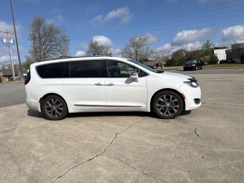 Used 2017 Chrysler Pacifica Limited image 5