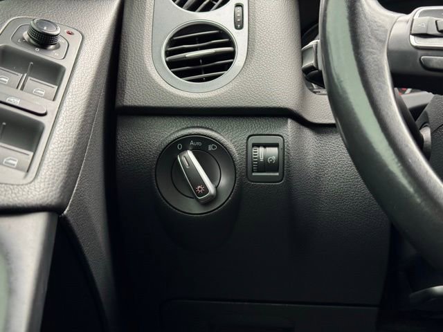 Used 2017 Volkswagen Tiguan S image 32