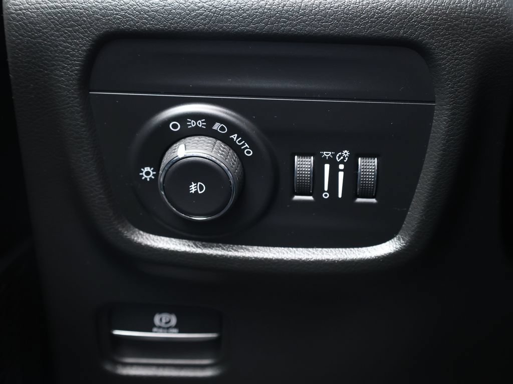 Used 2026 Jeep Grand Cherokee Limited w/ Luxury Tech Group II RWD image 35