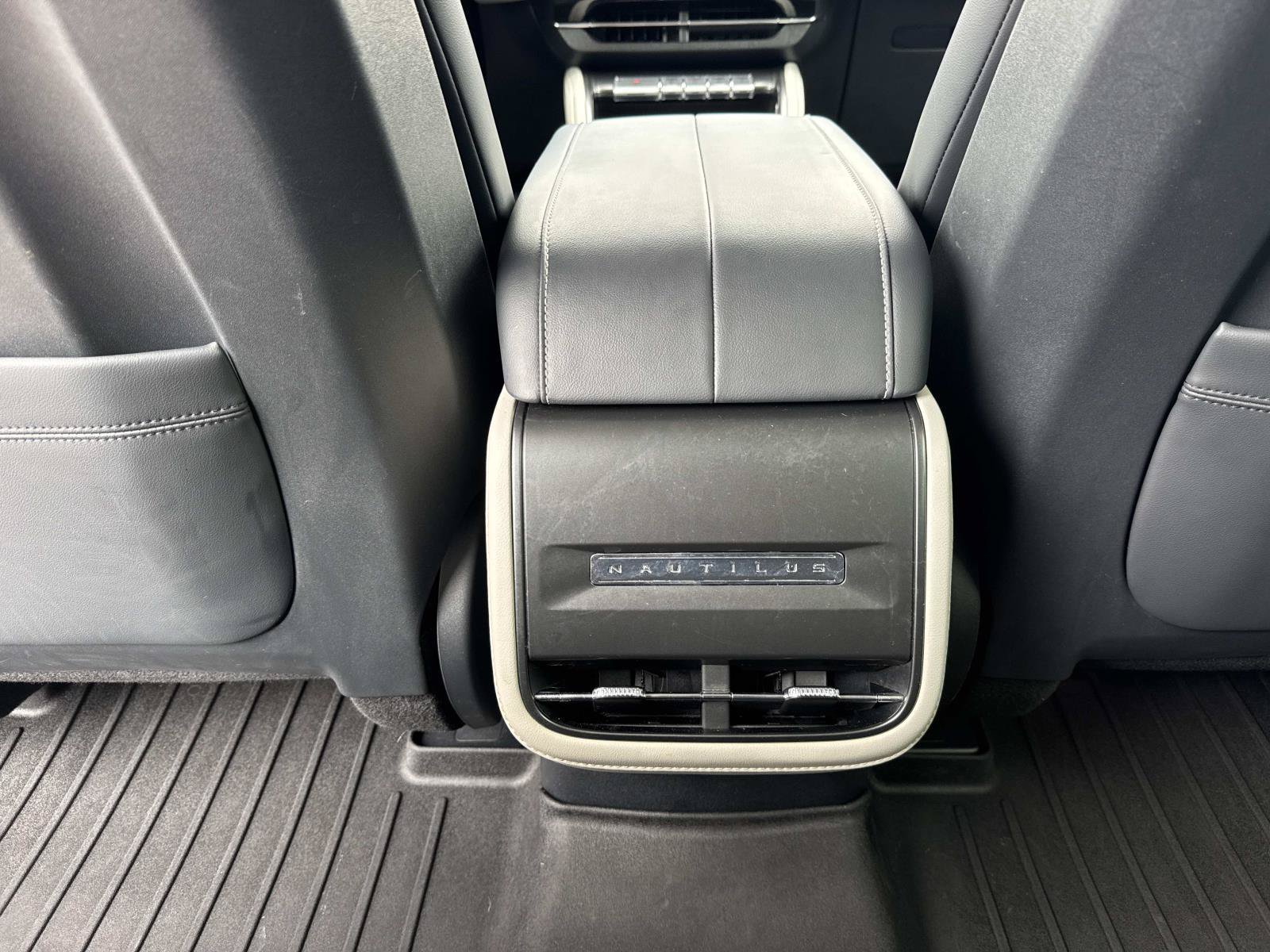 Used 2025 Lincoln Nautilus Premier AWD/4WD image 17