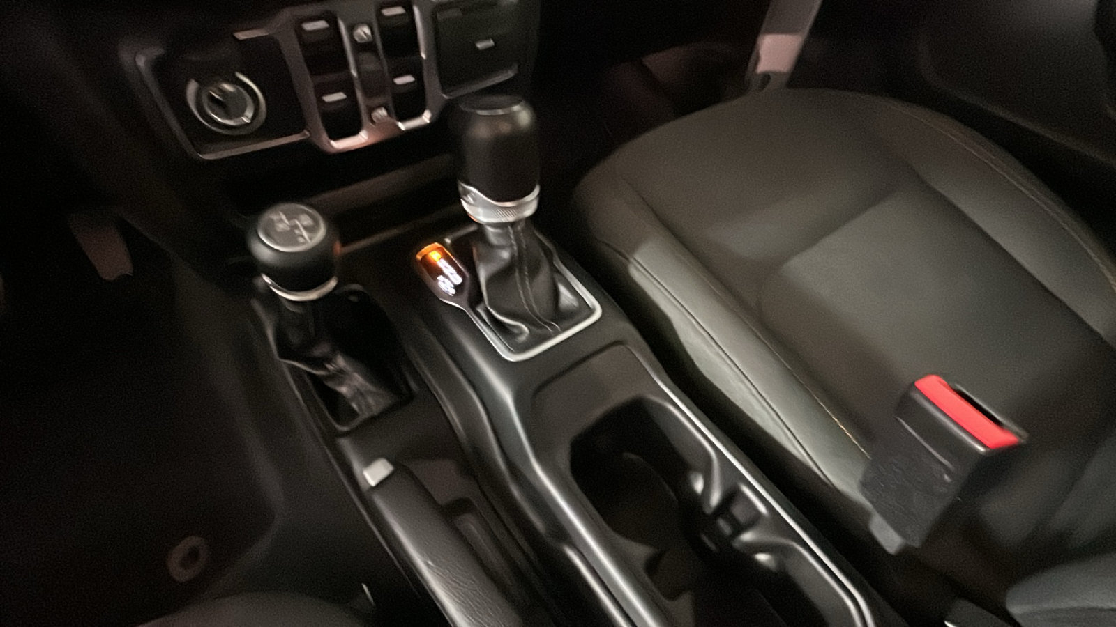 Used 2024 Jeep Wrangler Unlimited w/ Convenience Group AWD/4WD image 25