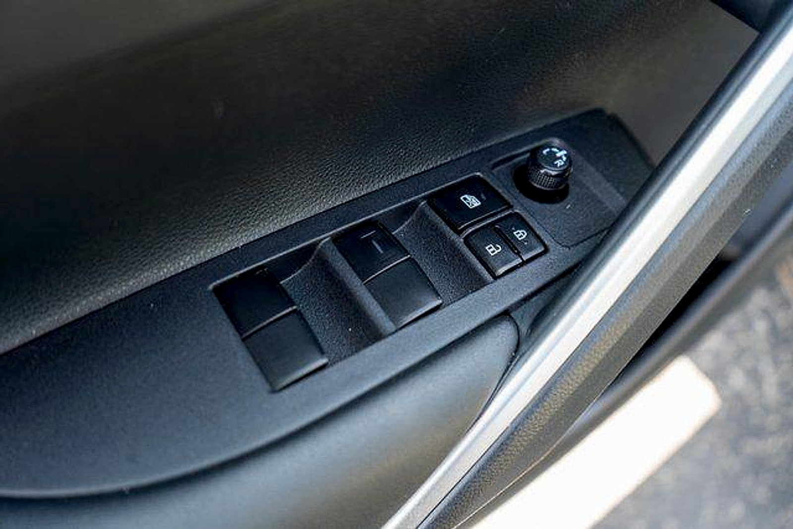 Used 2023 Toyota Corolla Cross LE w/ Moonroof Package AWD/4WD image 18
