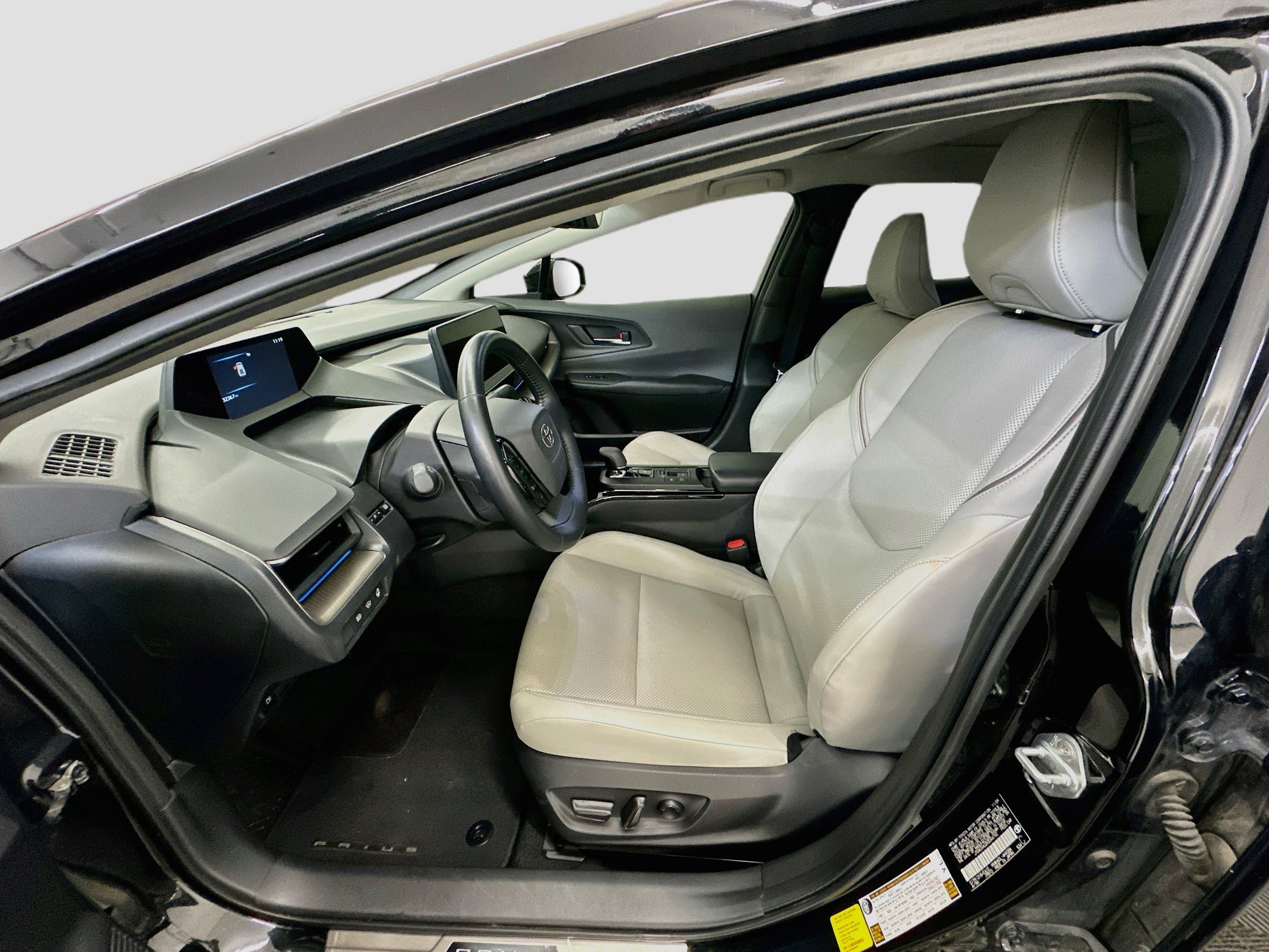 Used 2024 Toyota Prius XLE FWD image 13