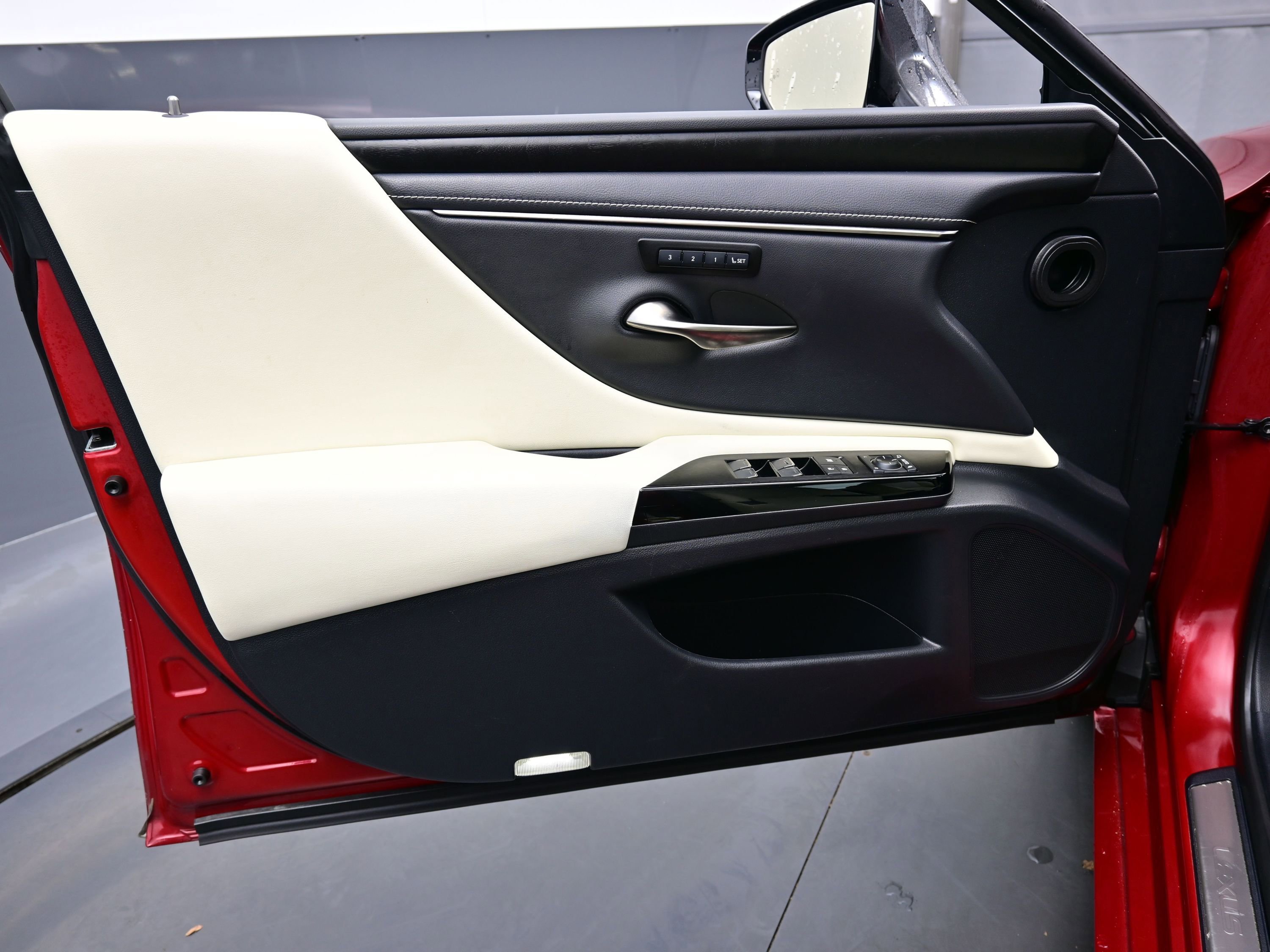 Used 2022 Lexus ES 250 w/ Premium Package image 9