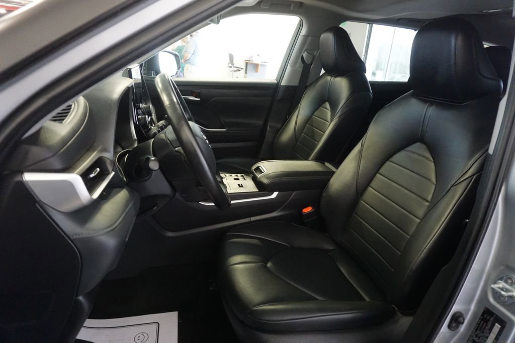 Used 2023 Toyota Highlander XLE AWD/4WD image 20