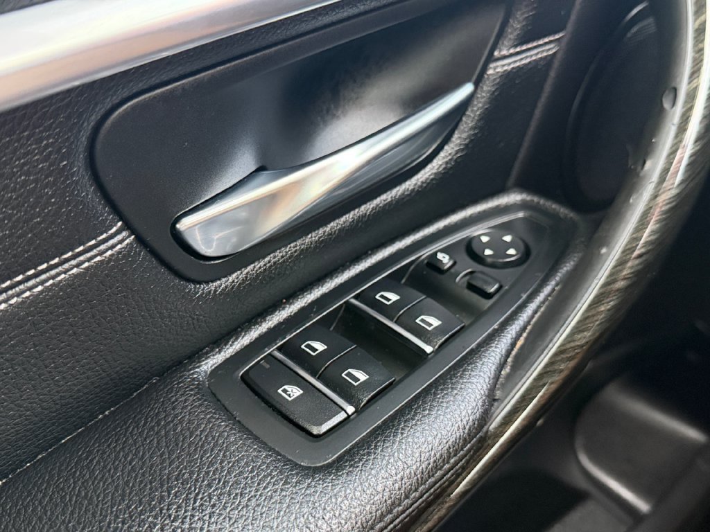 Used 2018 BMW 330e w/ Premium Package RWD image 20