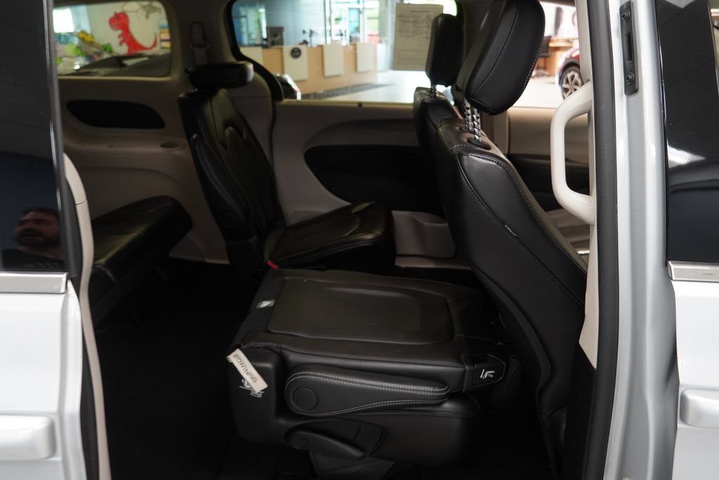 Used 2024 Chrysler Pacifica Touring-L FWD image 22