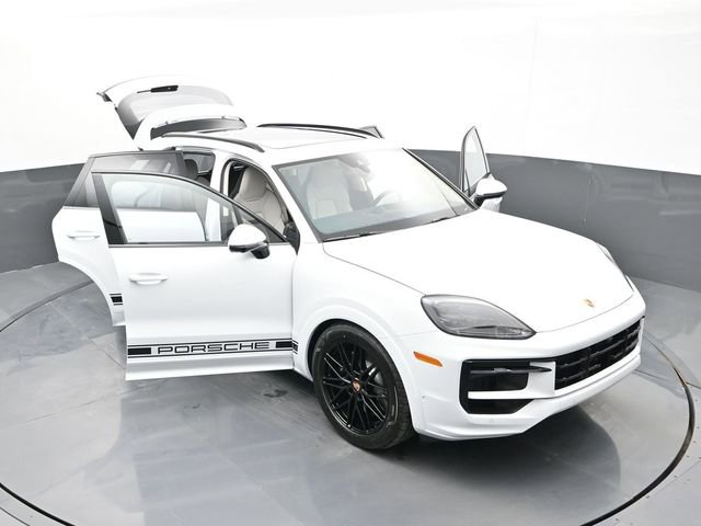 New 2026 Porsche Cayenne GTS image 32