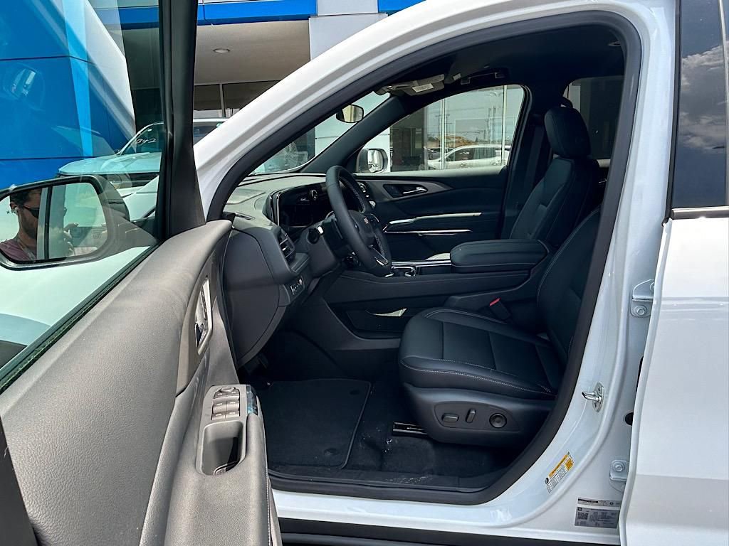 New 2025 Chevrolet Traverse LT w/ Driver Confidence Package image 13