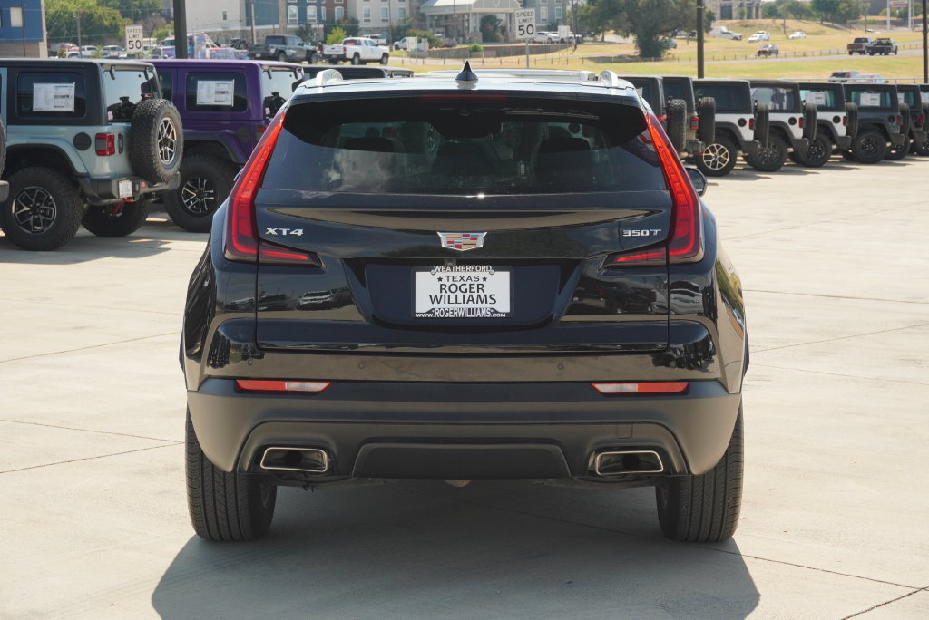 Used 2023 Cadillac XT4 Luxury w/ Cold Weather Package FWD image 4