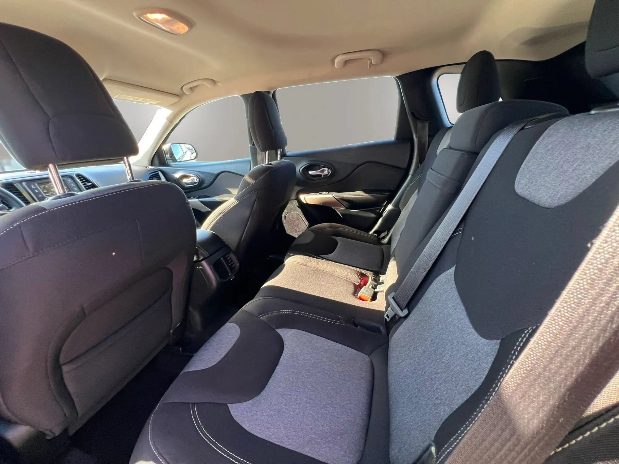 Used 2017 Jeep Cherokee Sport FWD image 14