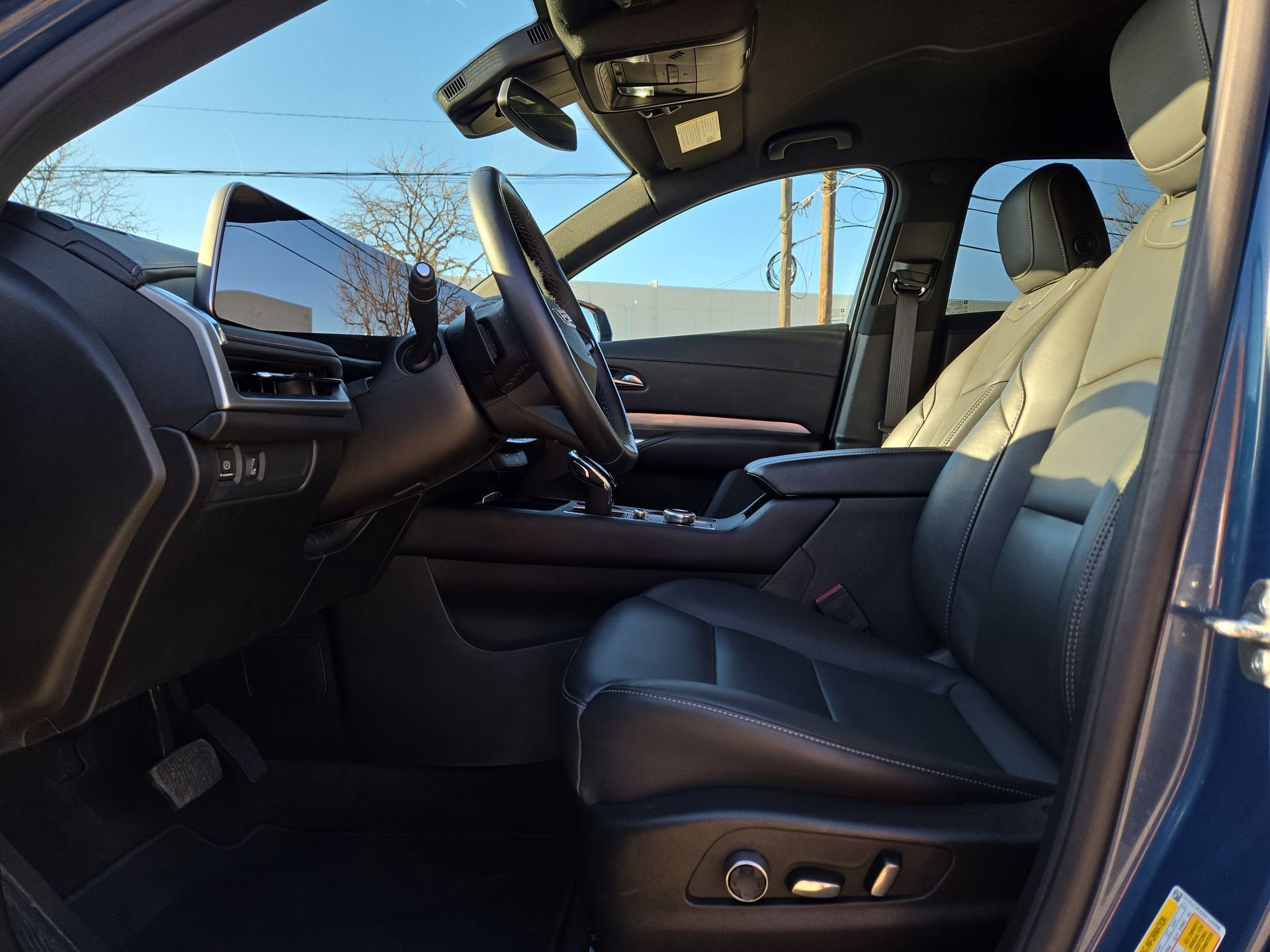 Used 2025 Cadillac XT4 Premium Luxury image 16