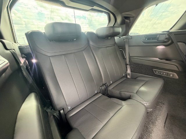 Certified 2026 Land Rover Range Rover Long Wheelbase SE AWD/4WD image 17