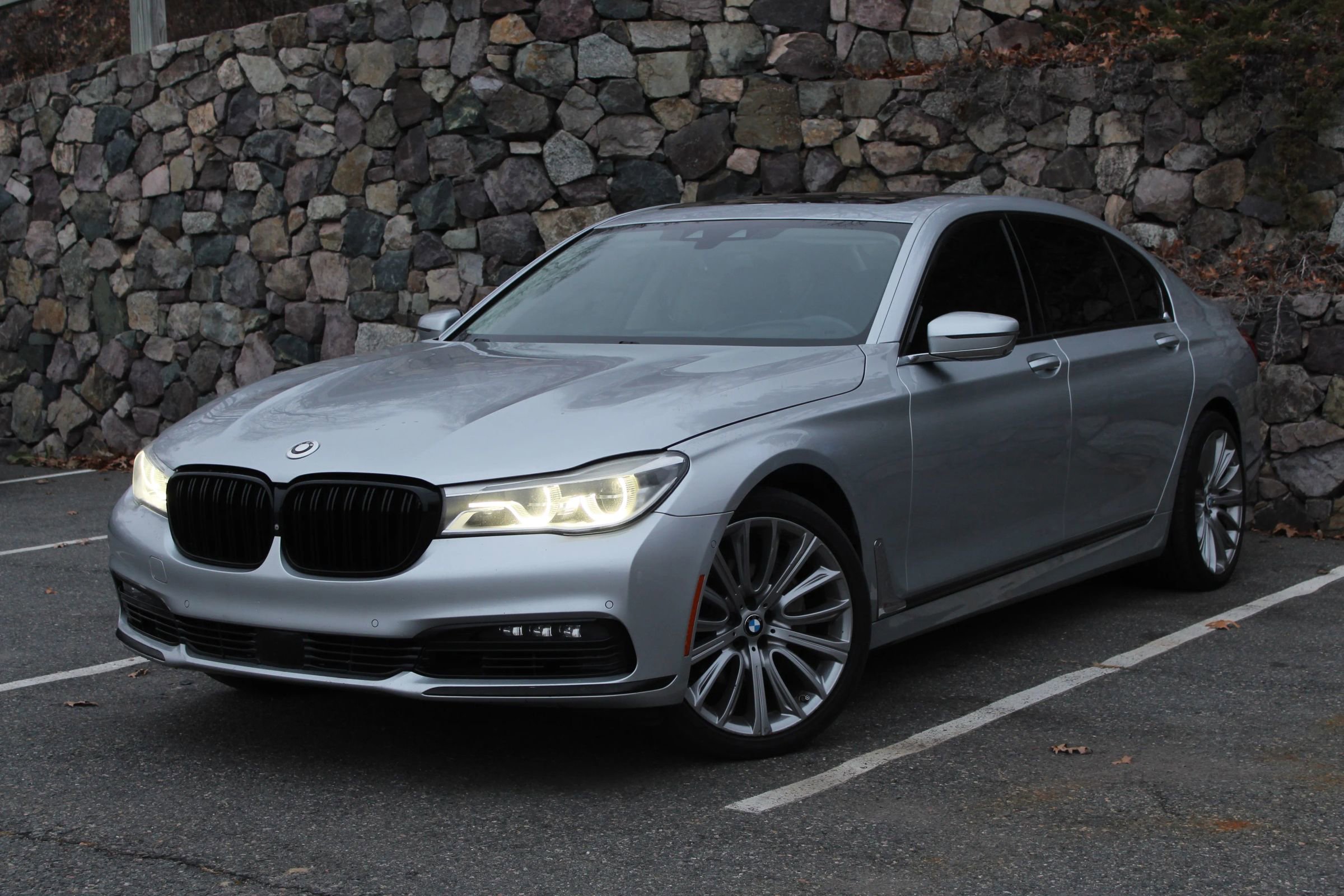 Used 2016 BMW 750i xDrive image 2