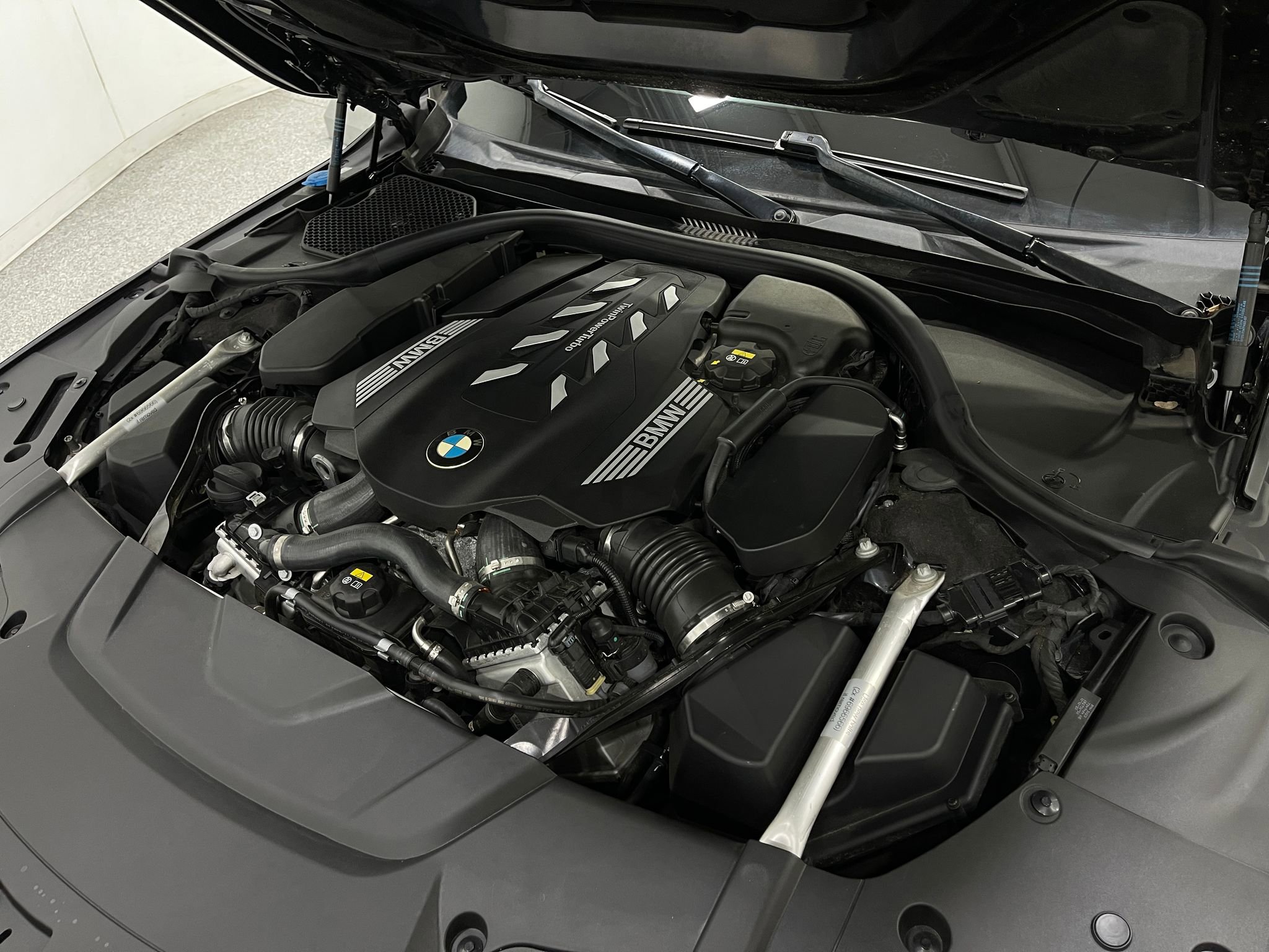 Used 2021 BMW 750i xDrive w/ Executive Package image 28