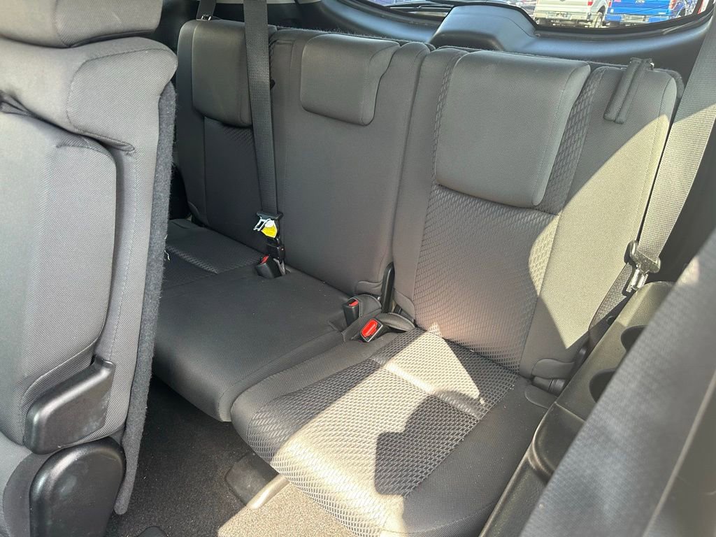 Used 2017 Toyota Highlander LE w/ Carpet Mat Package image 17