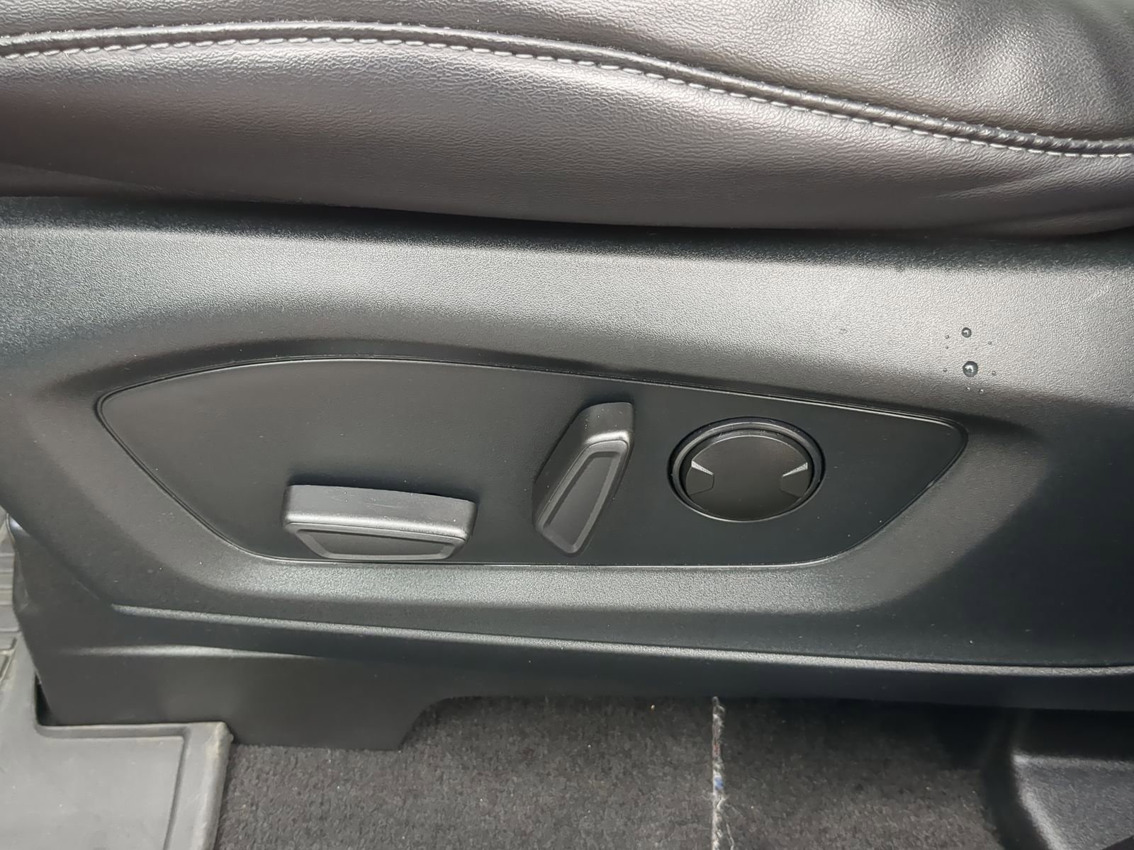 Used 2022 Ford Explorer XLT w/ Equipment Group 202A AWD/4WD image 23