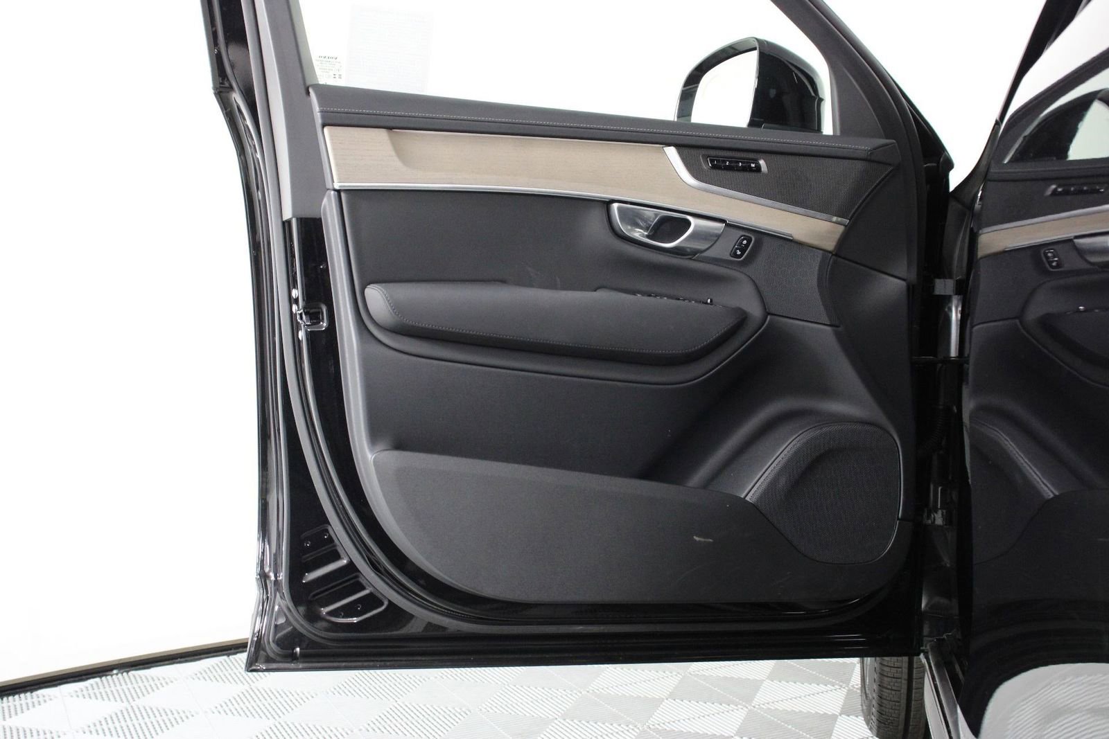 Certified 2026 Volvo XC90 B5 Plus image 17