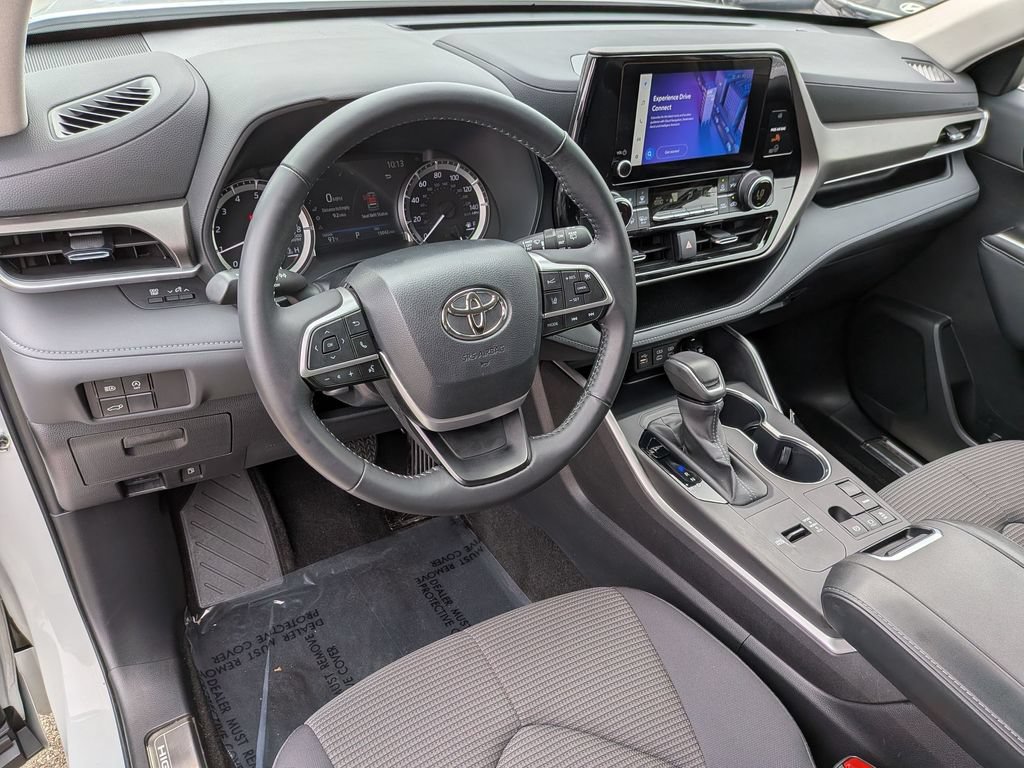 Used 2023 Toyota Highlander LE FWD image 16