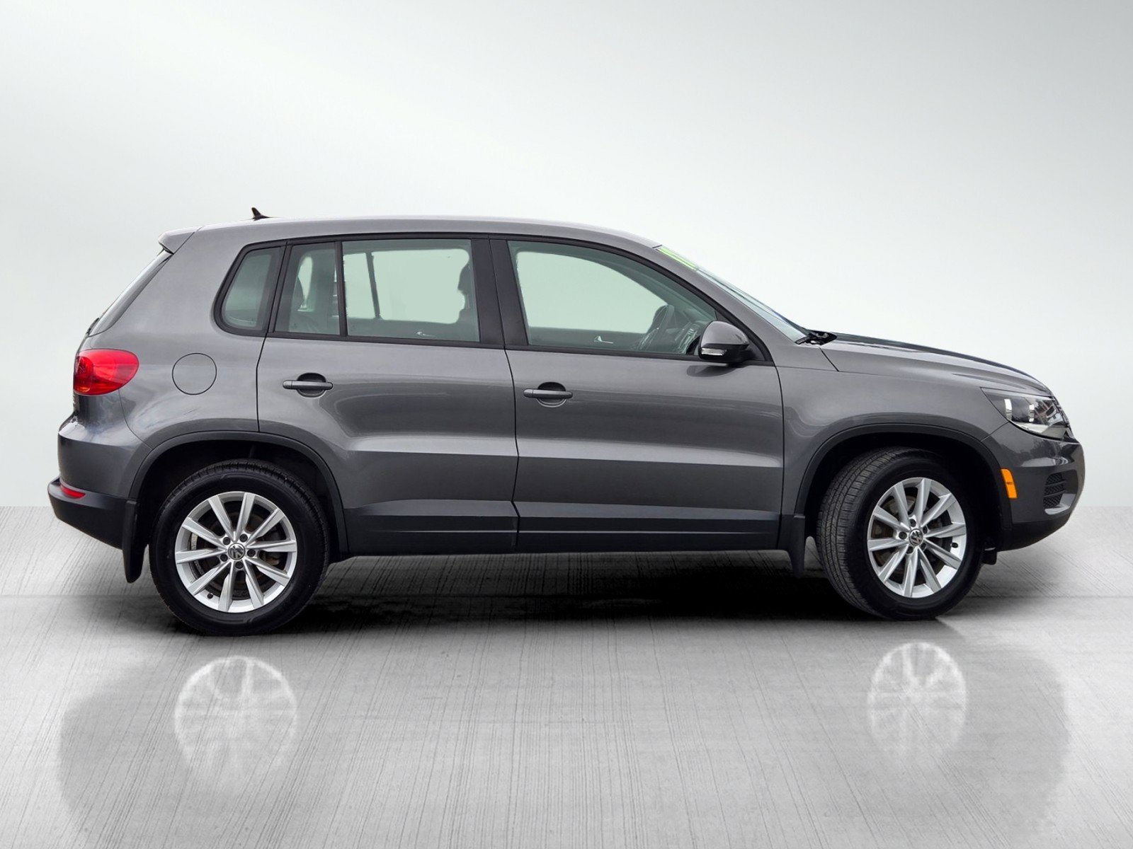 Used 2017 Volkswagen Tiguan Limited w/ Alloy Wheels Package AWD/4WD image 3