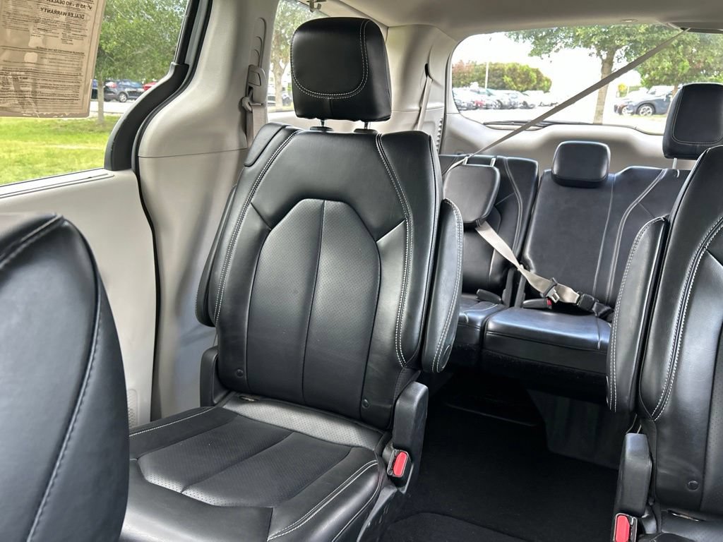 Used 2023 Chrysler Pacifica Touring-L FWD image 12
