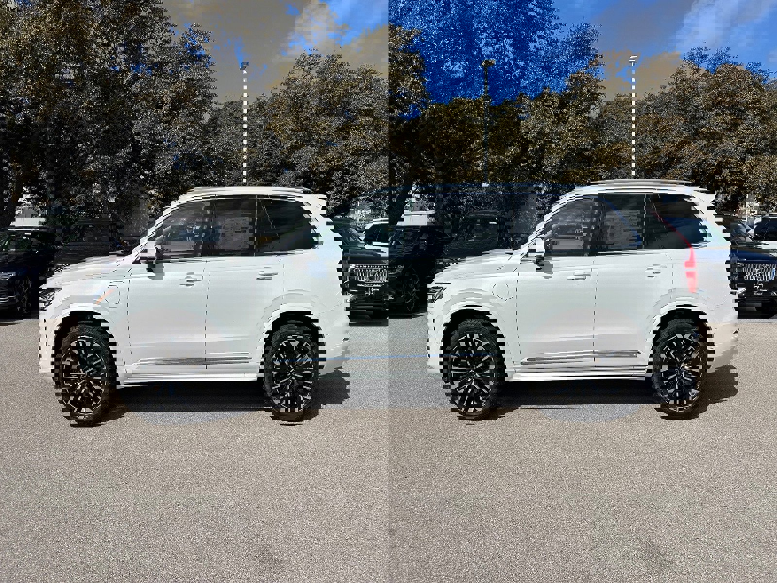 New 2025 Volvo XC90 T8 Plus w/ Protection Package Premier image 3