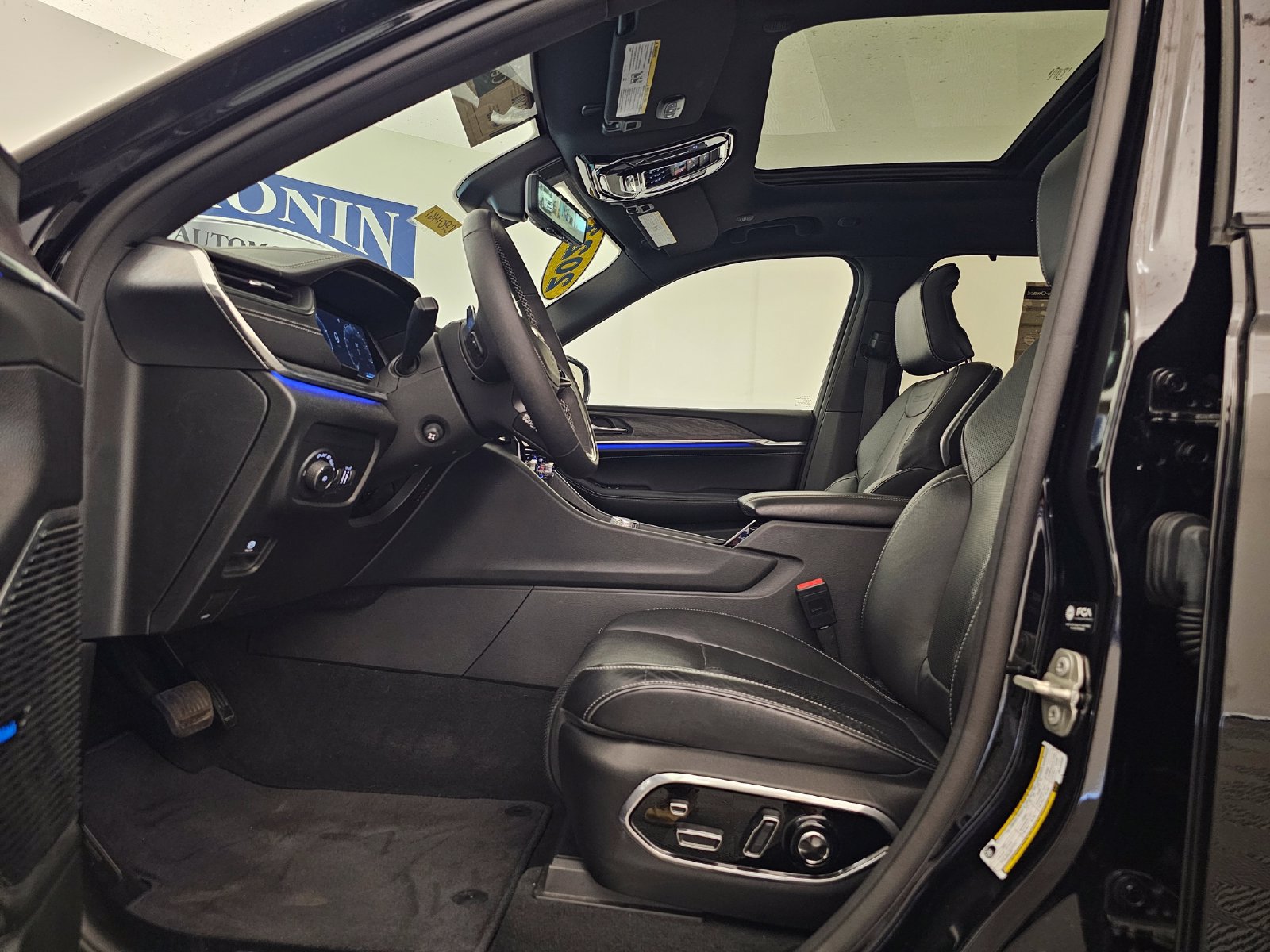 Used 2023 Jeep Grand Cherokee Overland w/ Luxury Tech Group IV AWD/4WD image 9