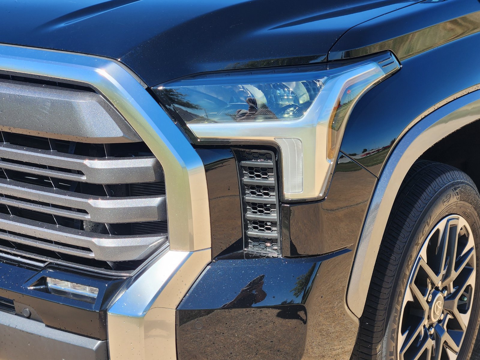 Used 2024 Toyota Tundra Limited w/ Power Package AWD/4WD image 9