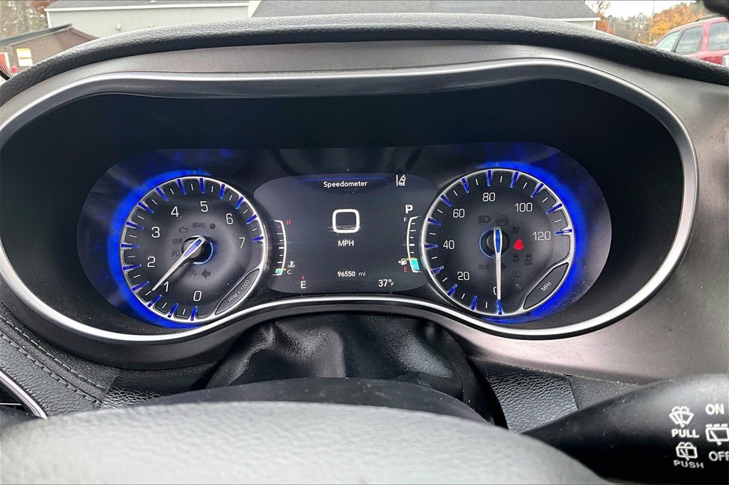 Used 2019 Chrysler Pacifica Limited w/ Tire & Wheel Group image 12