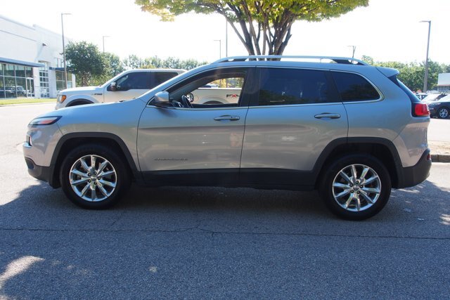 Used 2017 Jeep Cherokee Limited AWD/4WD image 4