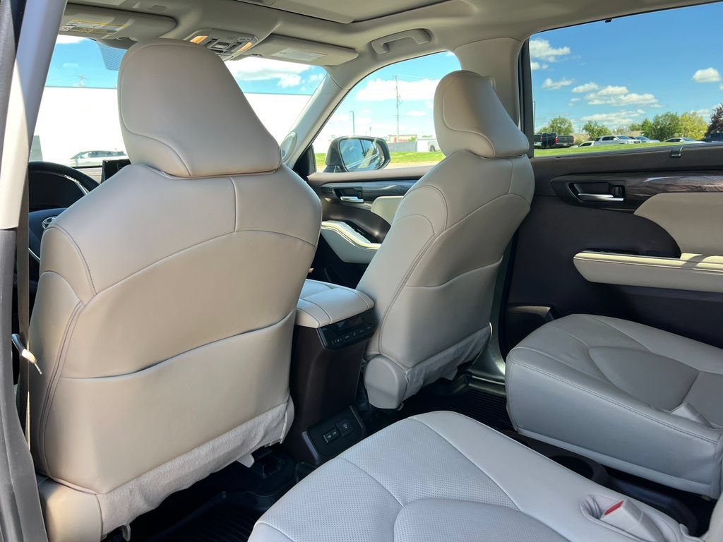 Used 2022 Toyota Highlander Limited AWD/4WD image 39
