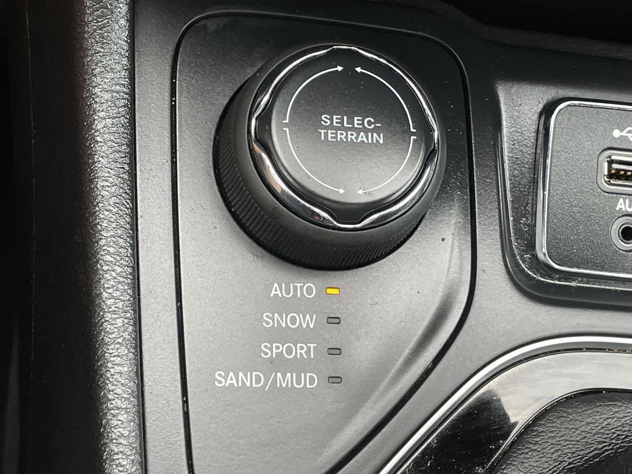 Used 2019 Jeep Cherokee Limited AWD/4WD image 28