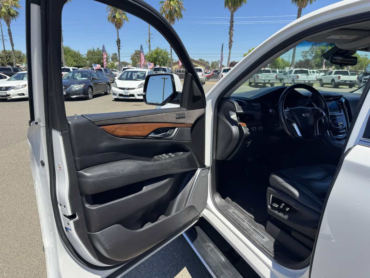 Used 2018 Cadillac Escalade ESV Premium Luxury AWD/4WD image 26