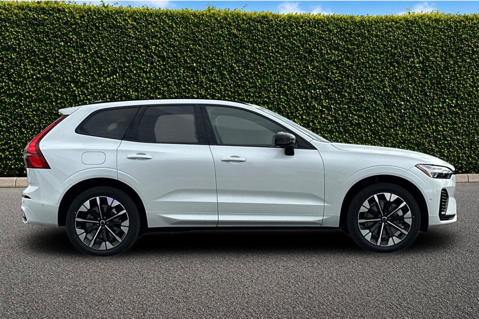 New 2026 Volvo XC60 T8 Plus w/ Protection Package Premier AWD/4WD image 7