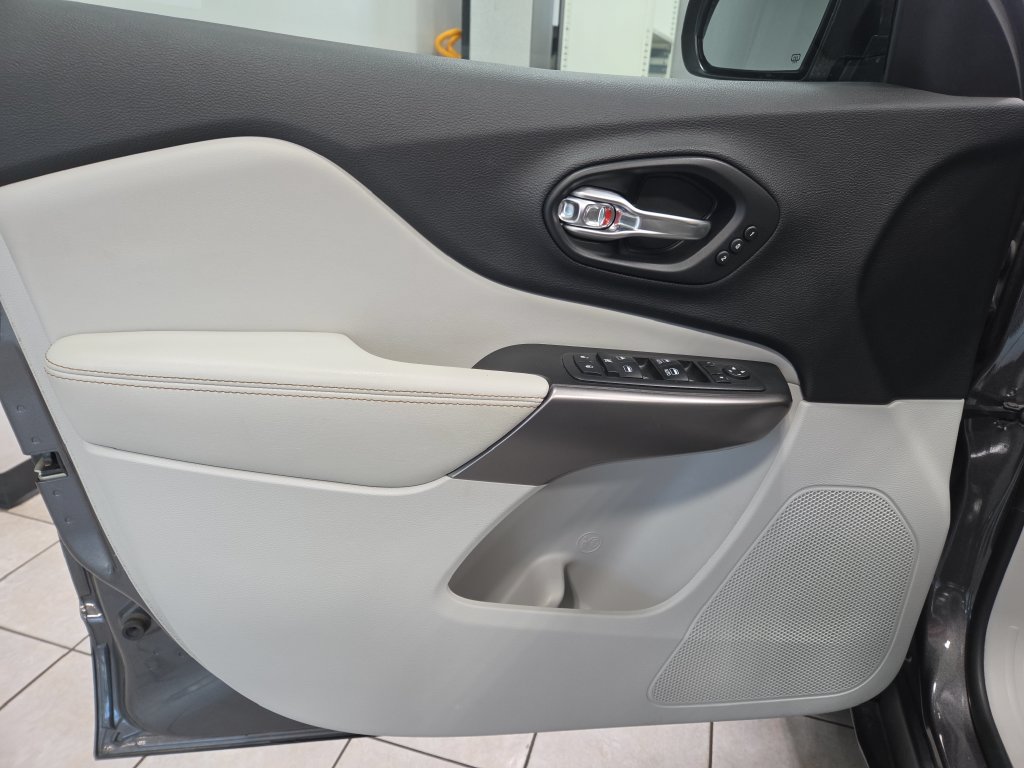 Used 2019 Jeep Cherokee Limited FWD image 32