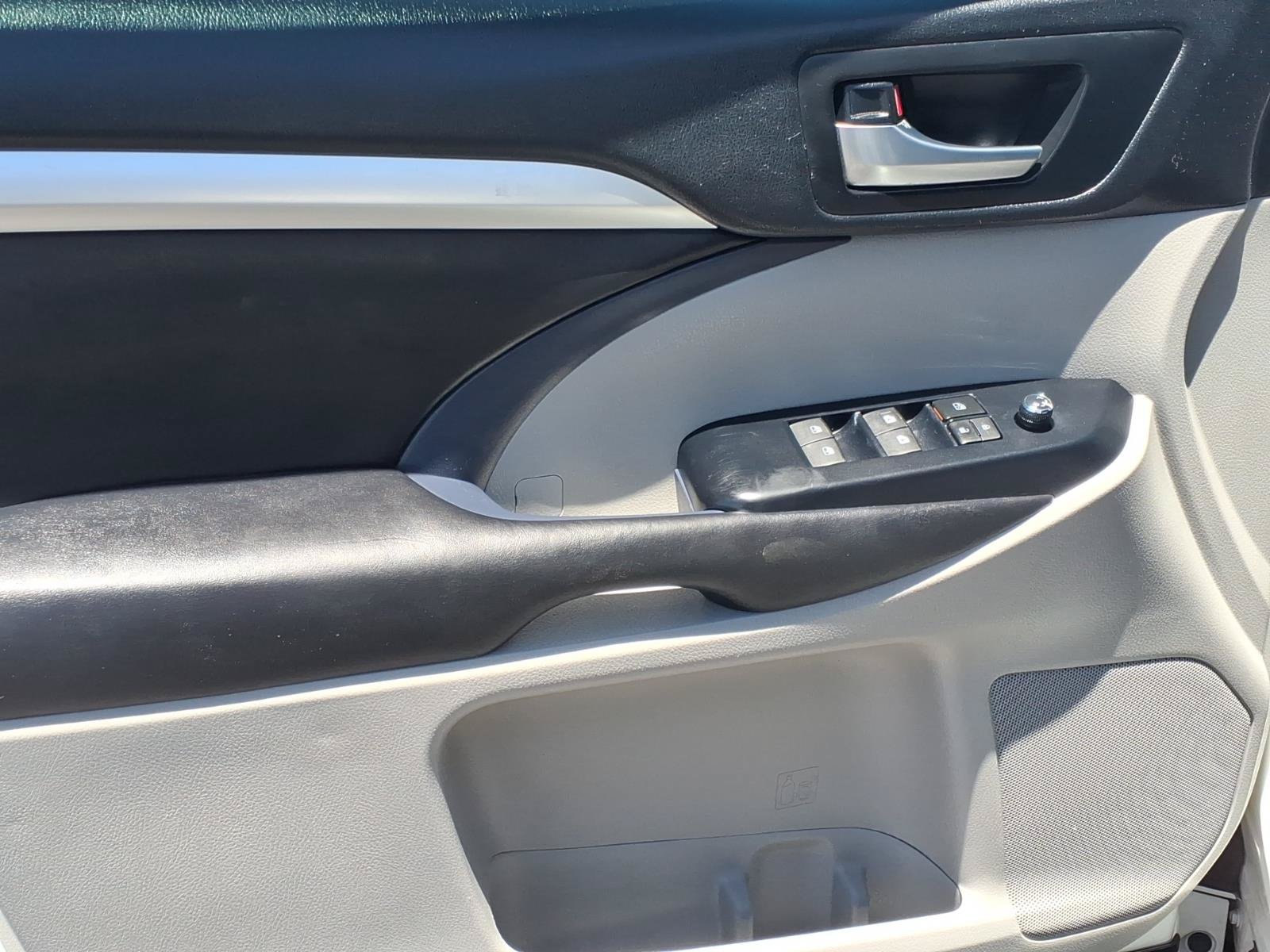 Used 2018 Toyota Highlander XLE AWD/4WD image 13