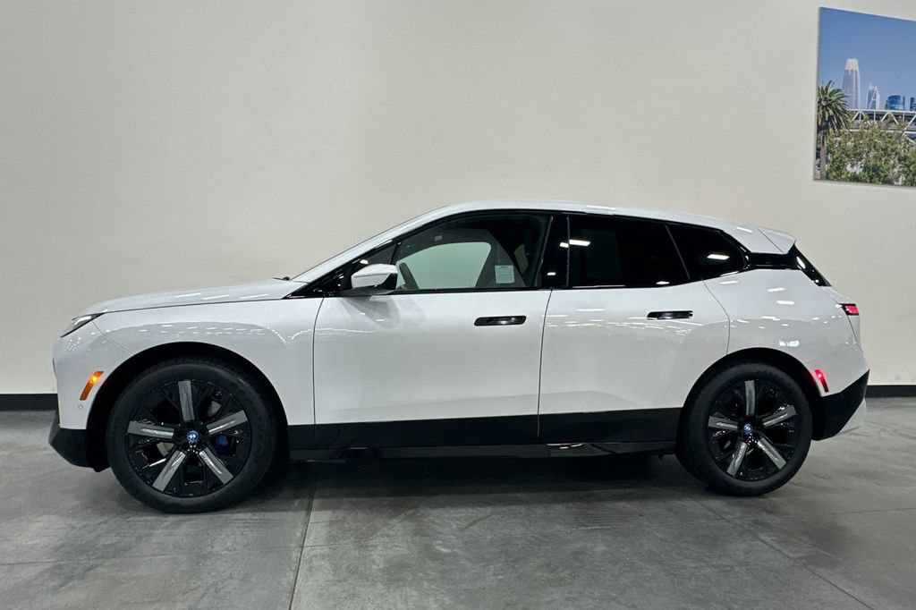 Used 2024 BMW iX xDrive50 w/ Sport Package AWD/4WD image 7