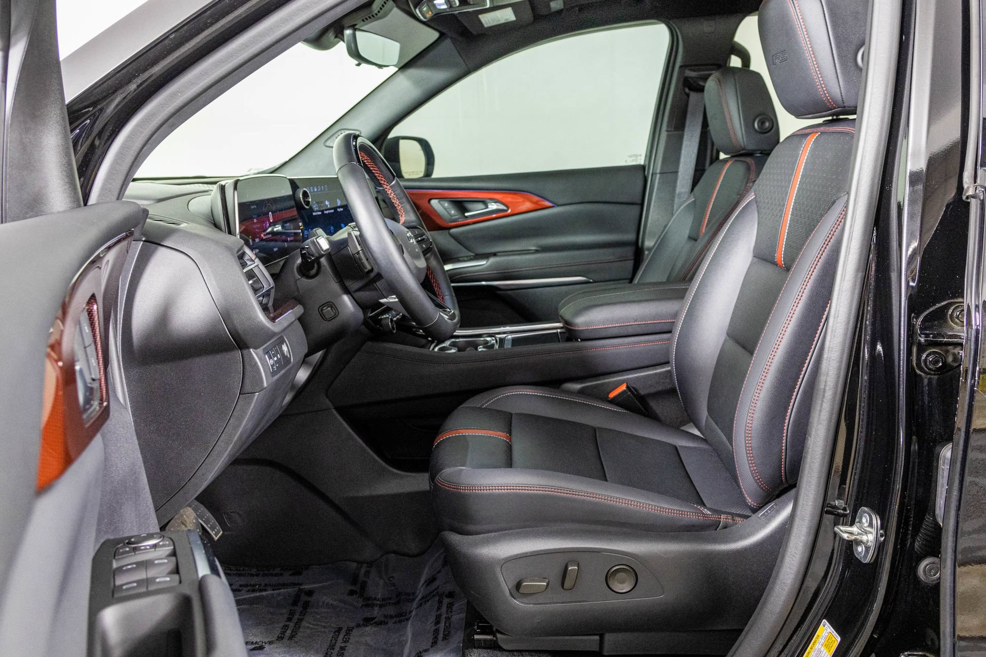 Used 2024 Chevrolet Traverse RS FWD image 29