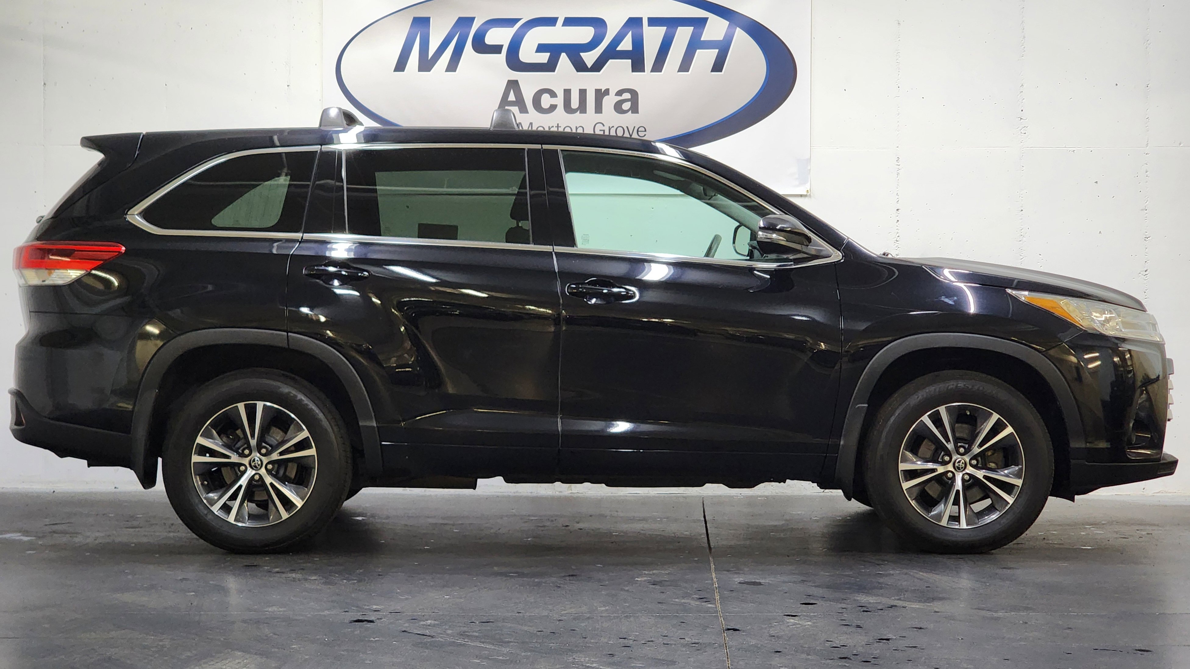 Used 2017 Toyota Highlander LE image 3