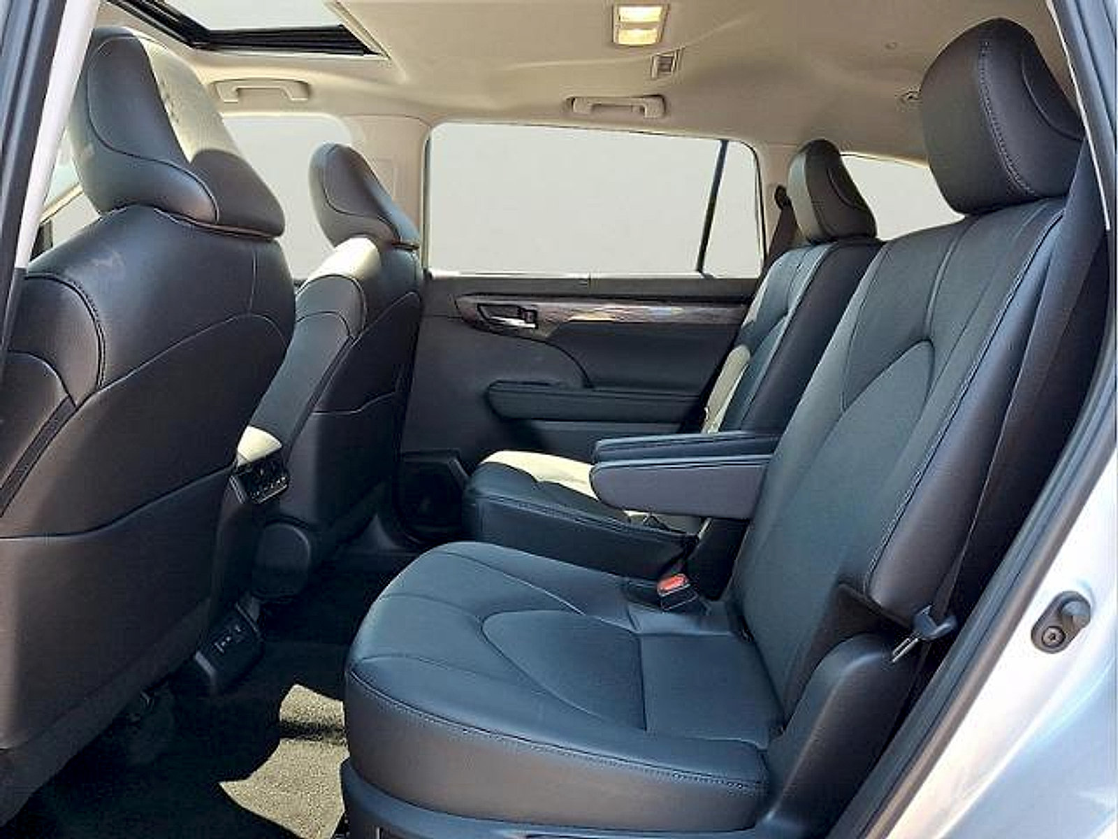 Used 2024 Toyota Highlander Limited AWD/4WD image 8