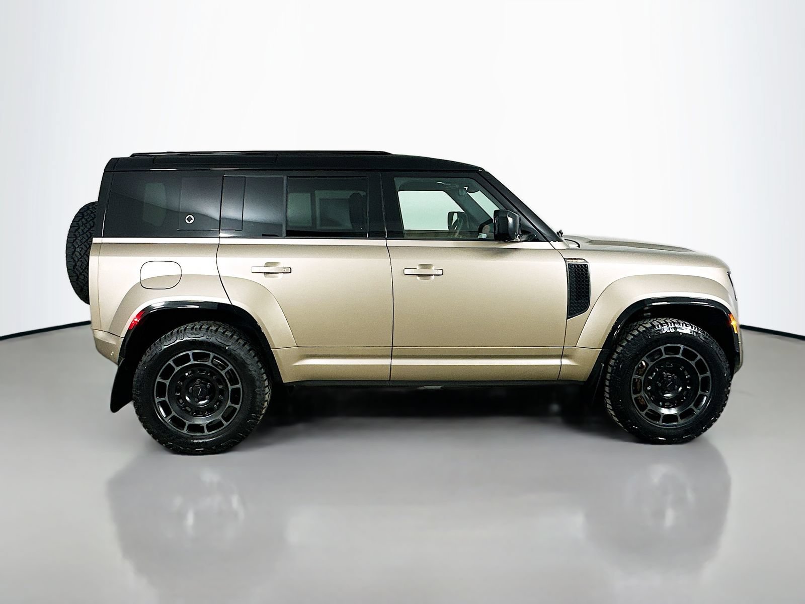 New 2026 Land Rover Defender 110 OCTA AWD/4WD image 4