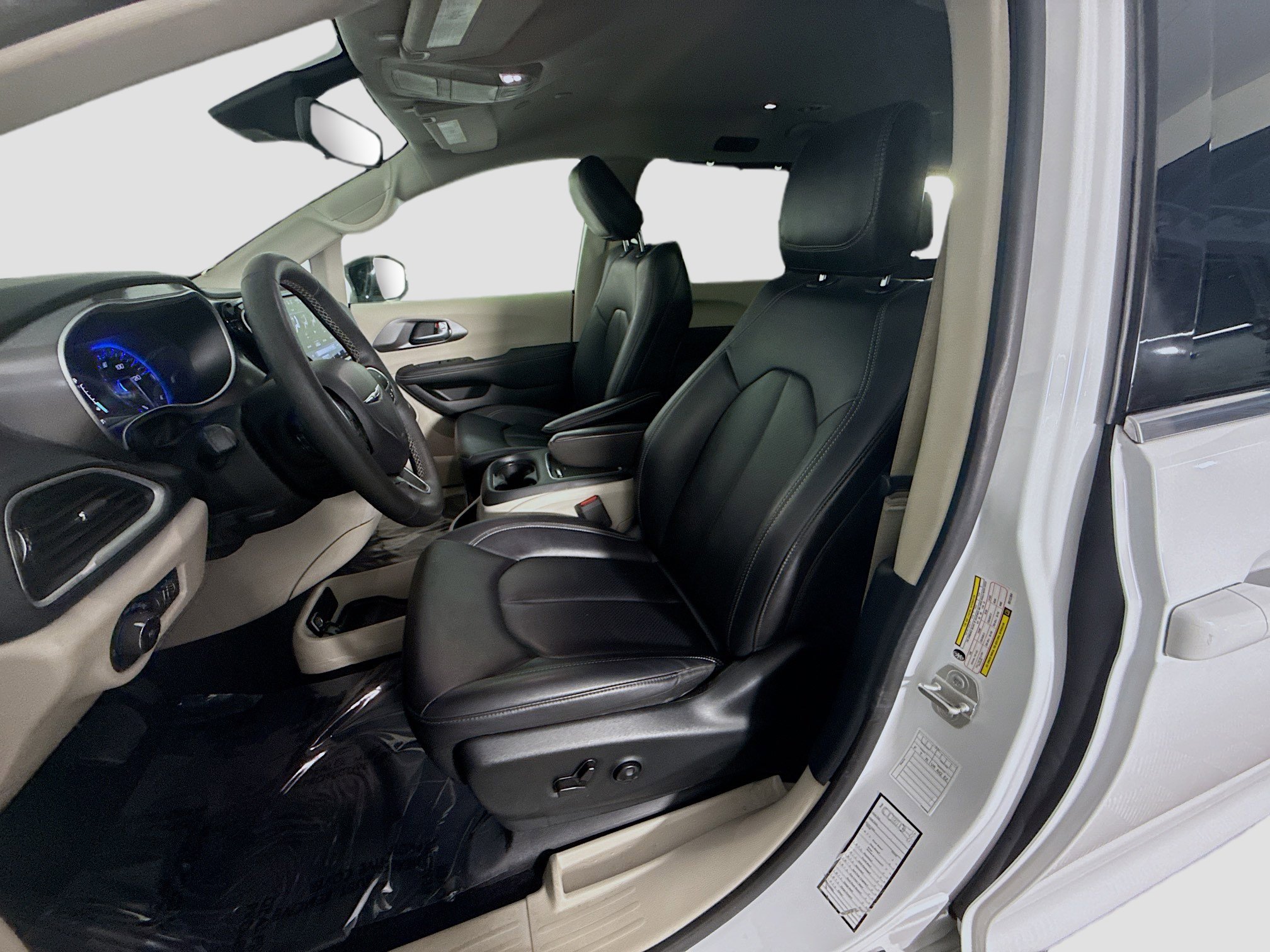 Used 2024 Chrysler Pacifica Touring-L FWD image 22