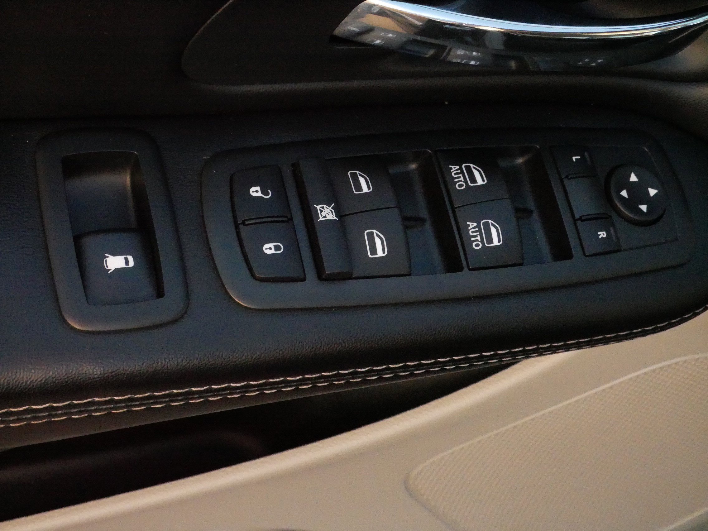 Used 2014 Chrysler Town & Country Touring image 19