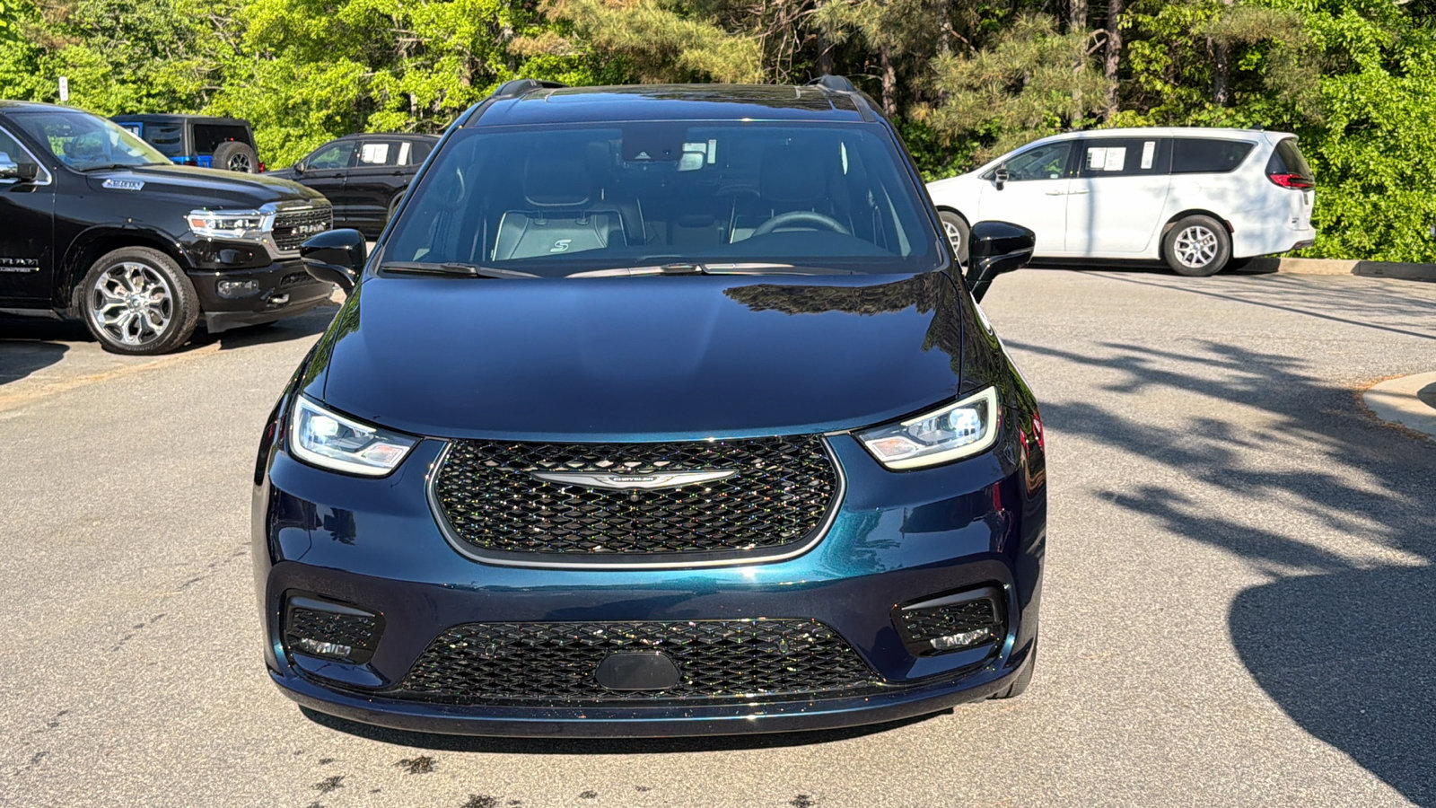 Used 2024 Chrysler Pacifica Premium FWD image 3
