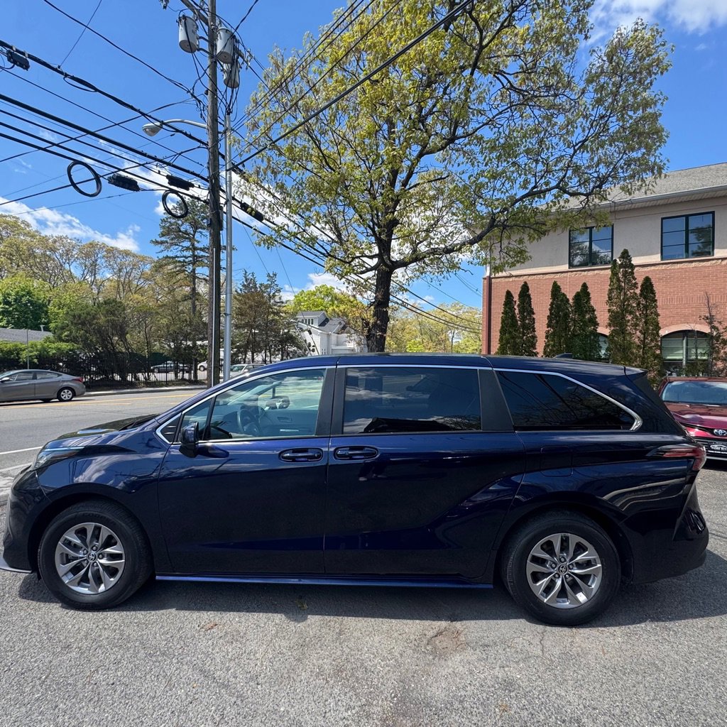 Used 2022 Toyota Sienna LE AWD/4WD image 2